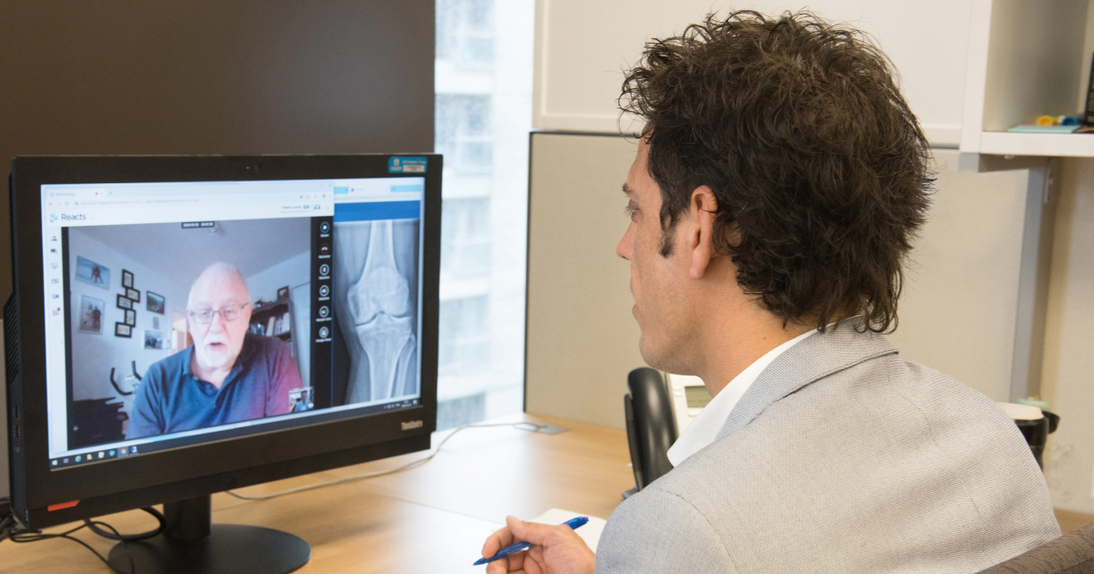 Médecin effectuant une consultation virtuelle avec un patient