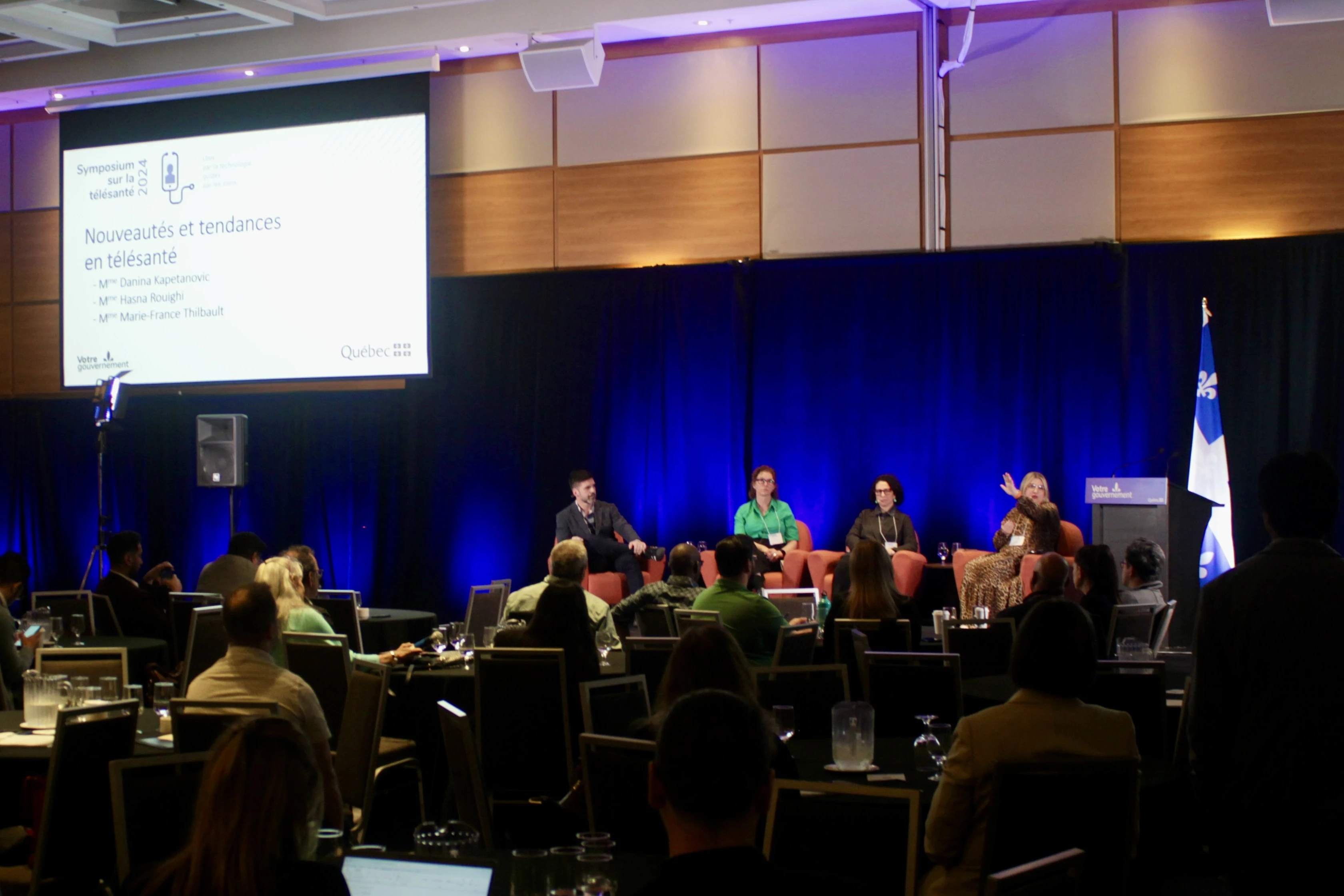 L‘animateur et les trois panélistes sur scène.