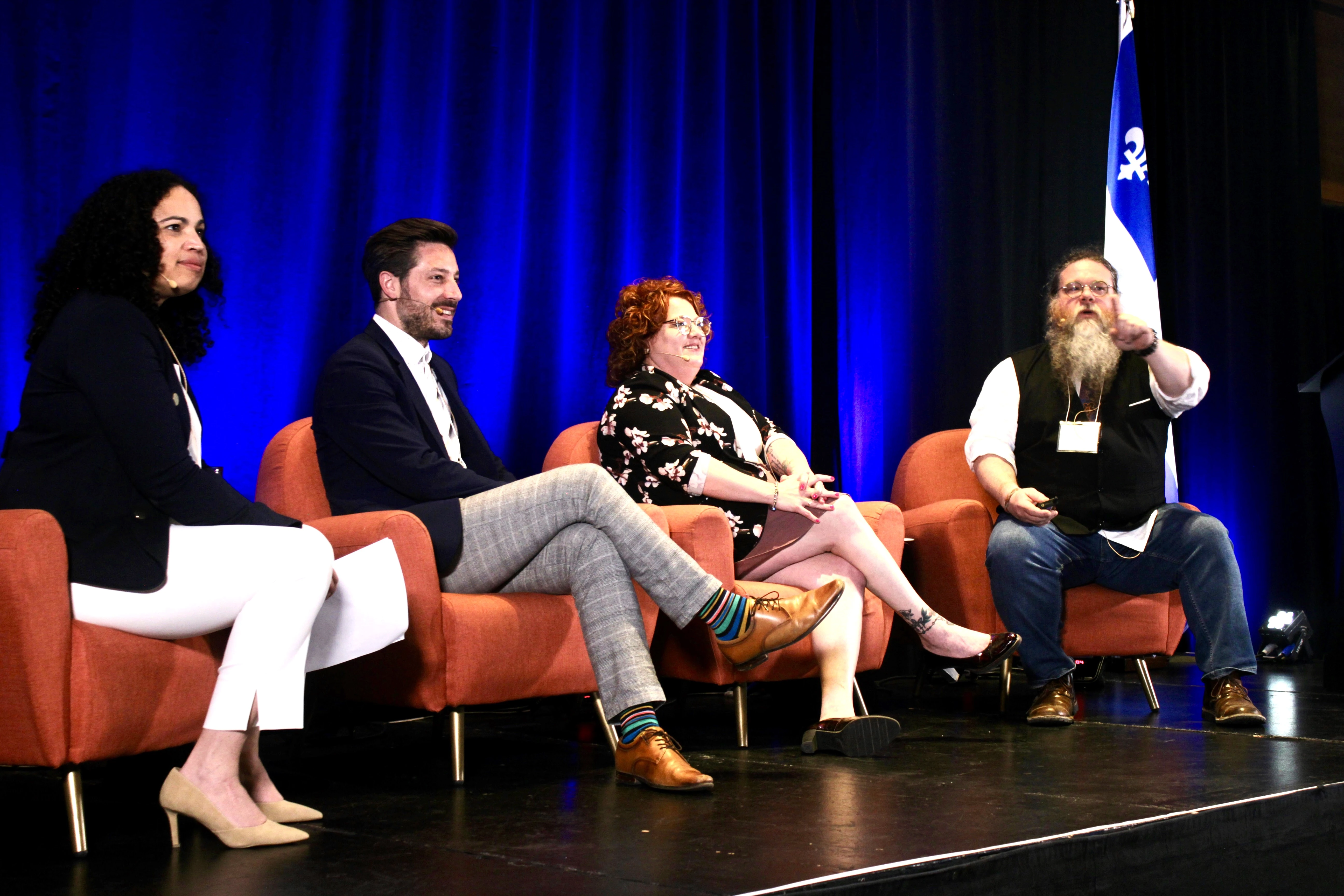 L‘animatrice et les trois panélistes sur scène.