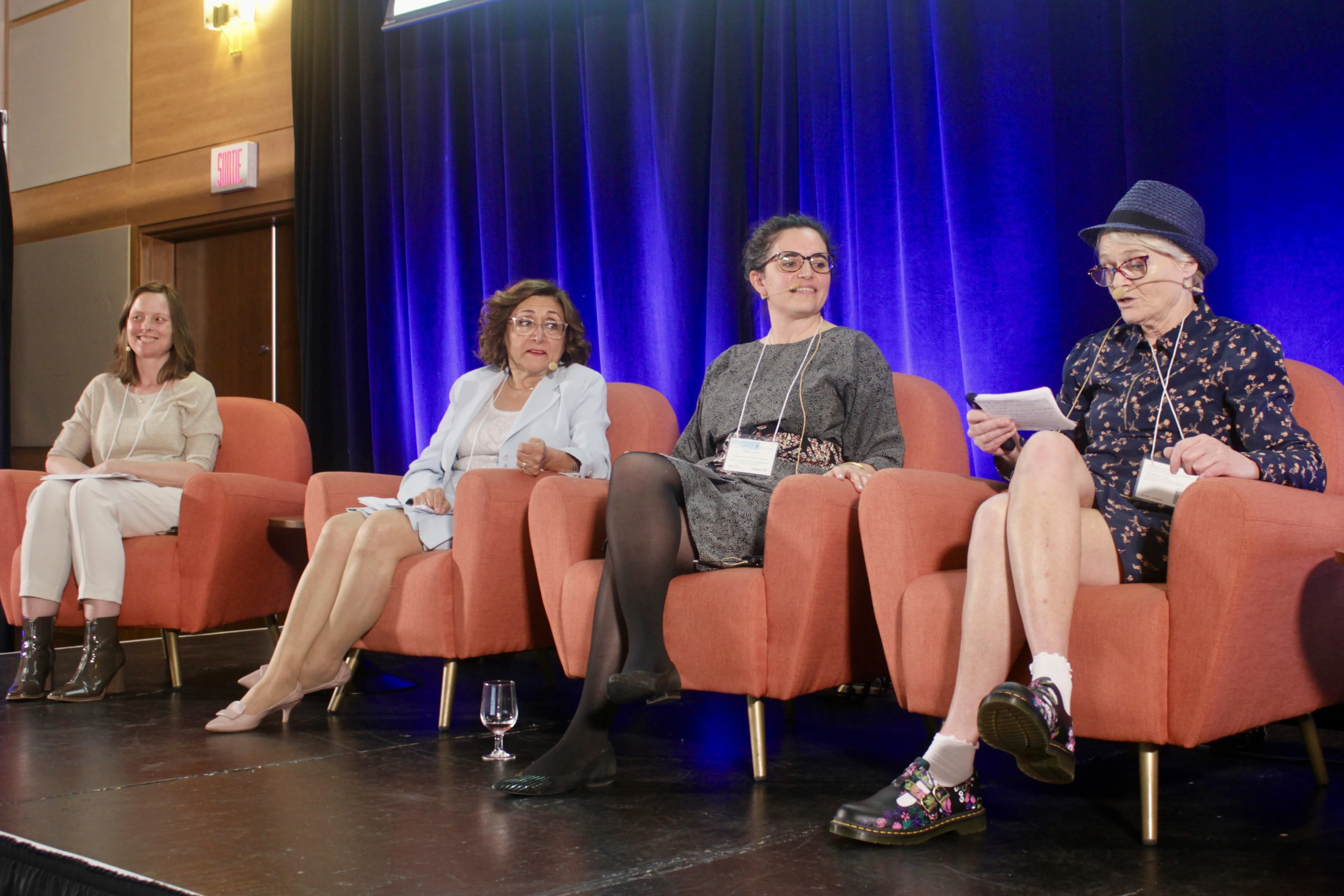 Les quatre panélistes sur scène.