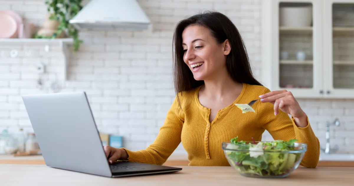 Dame visionnant des vidéos explicatives sur la nutrition.