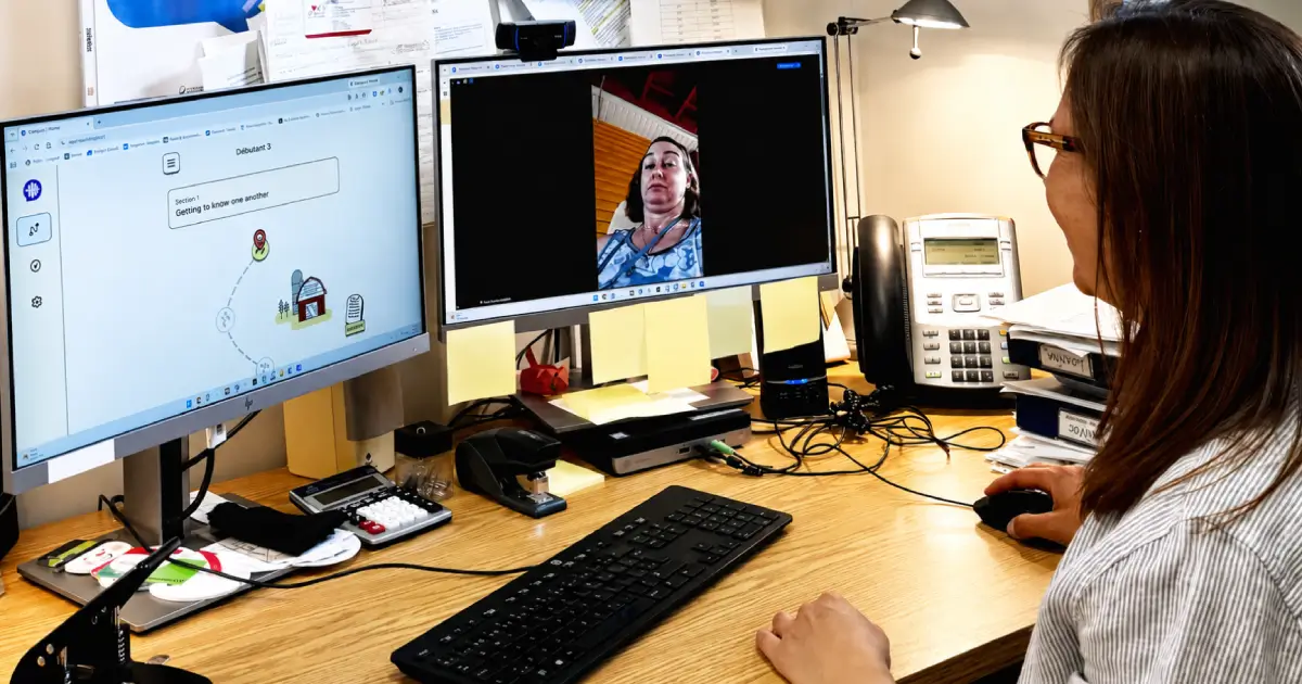 Orthophoniste en rencontre virtuelle avec une patiente.